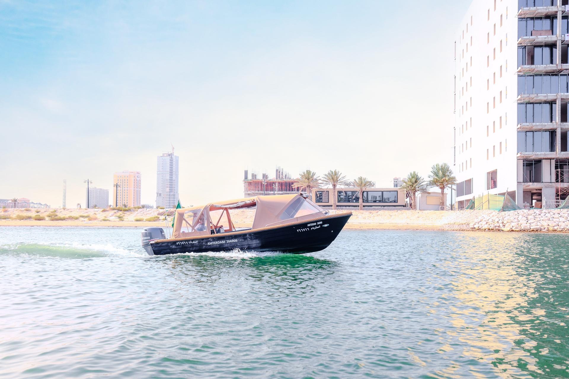 從金鬱金香酒店（地球與太空）出發的小船之旅