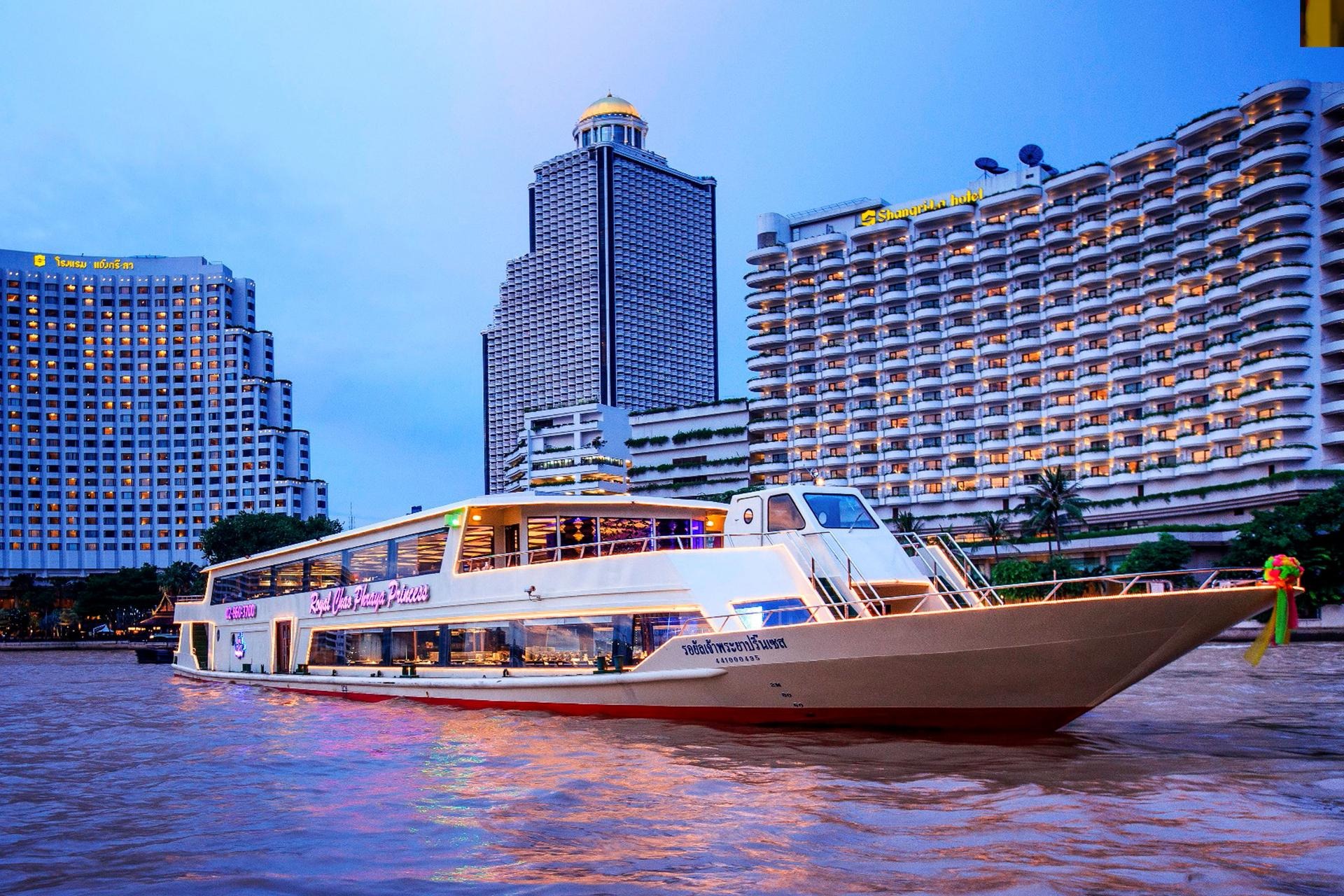 عشاء ورحلة بحرية في نهر تشاو فرايا